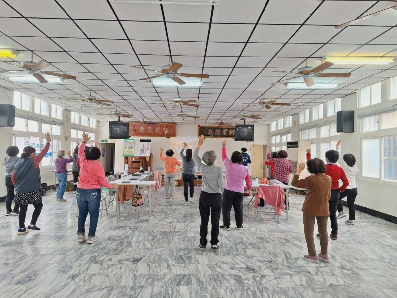 講師帶領長輩學員們運用平板多元功能，跟著APP做數位健康操。