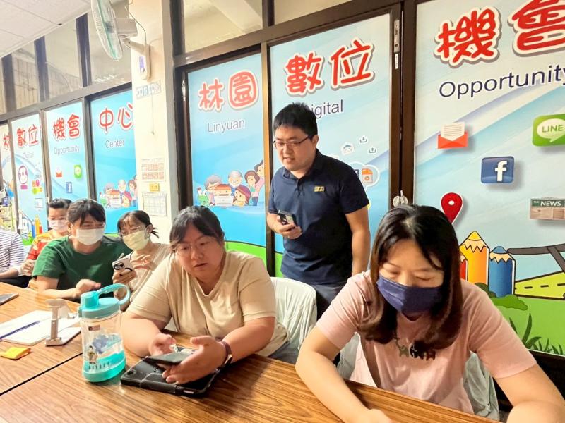 學員實際操作ChatGPT，設計一組以日常情境為主題的LINE貼圖角色。