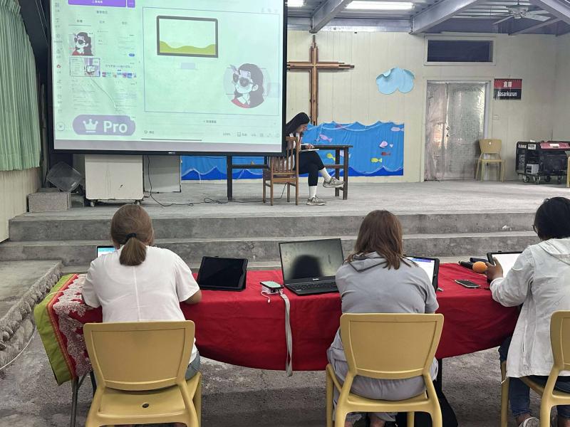 教學內容包含AI素材、圖框應用等實作技巧，安排諮詢人員協助操作，學員積極提問與練習，現場互動良好，提升操作熟練度與參與感。