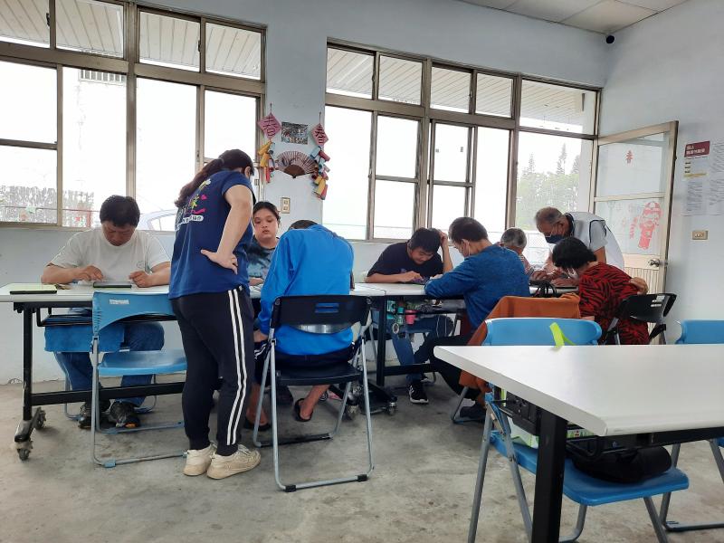 長者使用平板上的數字繪圖APP，從不熟練到慢慢地熟練之後就在大家說說笑笑中完成繪圖的遊戲。