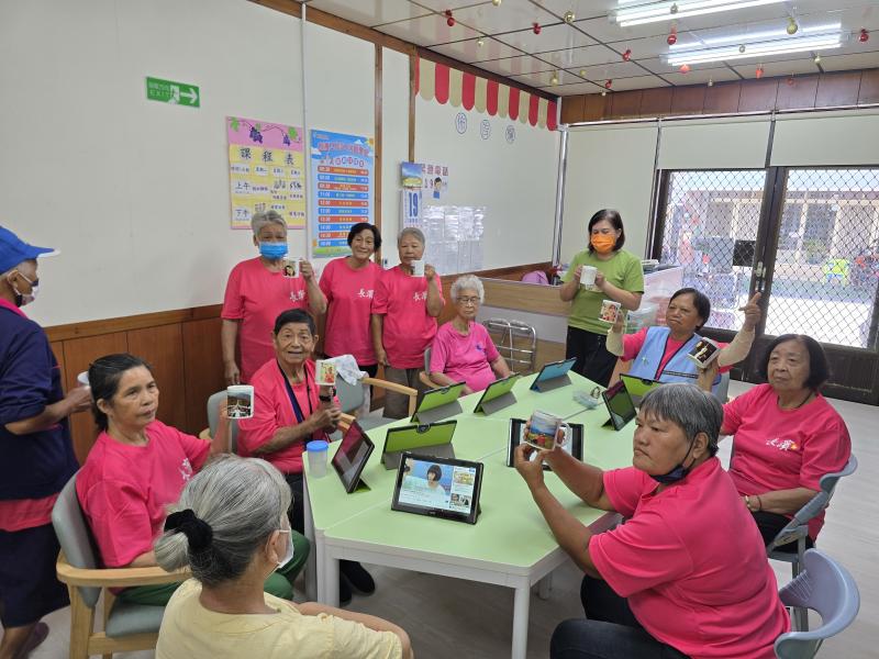 數位科技很簡單,透過這堂課長輩們不僅學會了 如何連接網路,還親自操作了 藍牙標籤機,體驗科技如何融入日常生活,讓生活變得更輕鬆、方便。