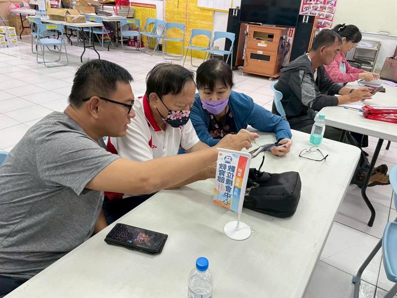 學員們互相討論