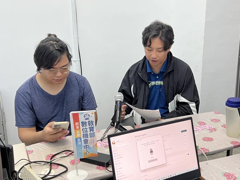 車城青農潘華洲分享農場經營與返鄉困境，學員學習如何將在地故事融入節目。