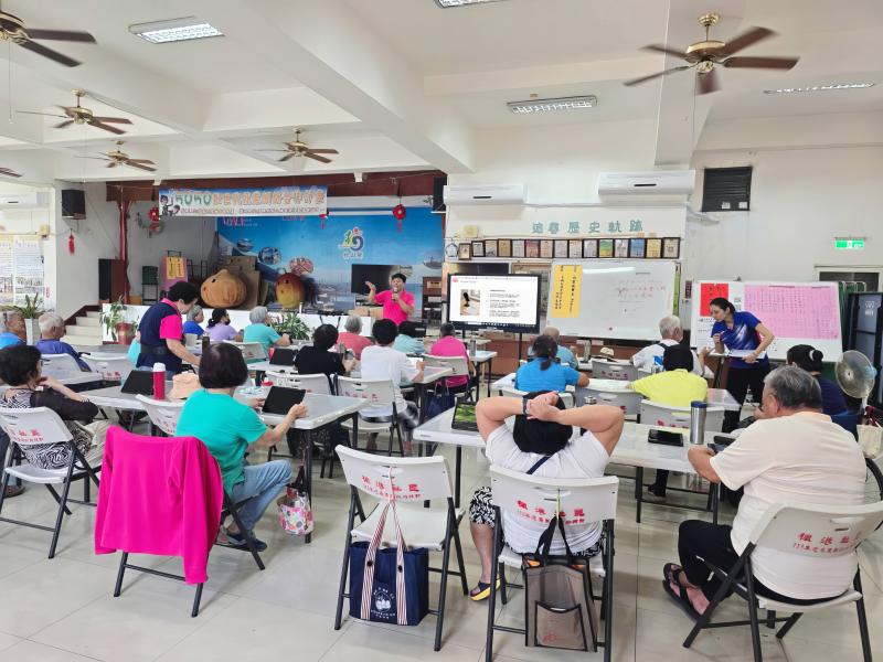 課程介紹Podcast的基本概念與應用，學員反應熱烈，透過實作學習聲音媒體，提升數位能力並促進跨世代交流。