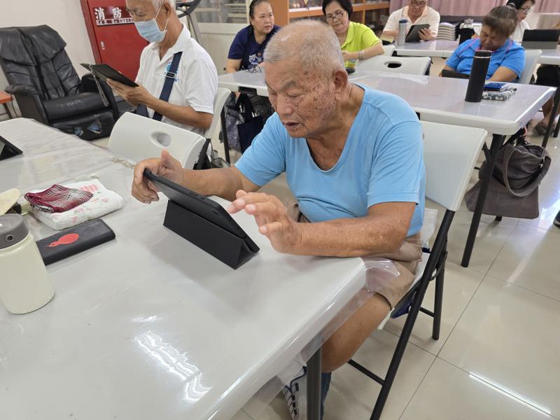 學員在Podcast網站試聽喜歡的節目，覺得方便又實用，不再受廣告干擾，未來也能在工作時收聽。