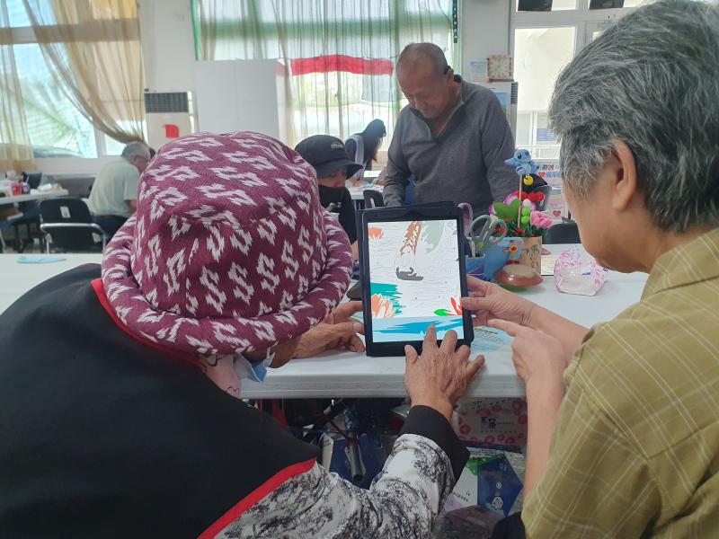 兩位學員一起操作桌上的平板