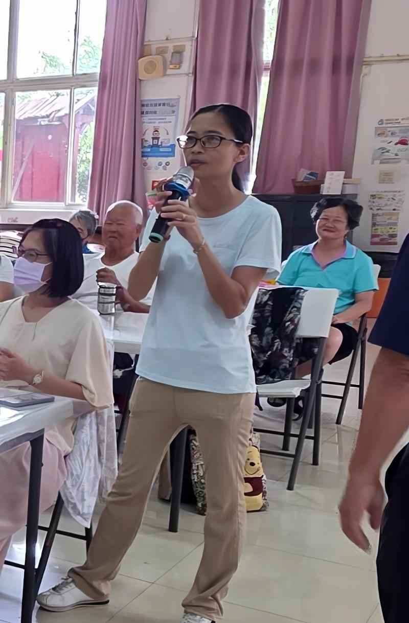 學員練習使用麥克風錄音，克服害羞分享生活故事，培養數位表達與錄音操作能力。