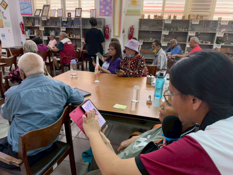 學員認真詢問老師問題