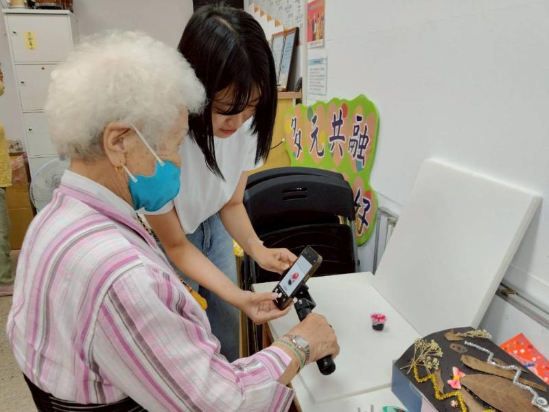 長輩們運用拍攝工具拍攝自己的作品
