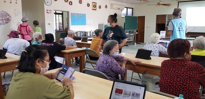 講師特別提醒長者設定容易記憶但不易被猜中的密碼，避免使用生日、電話等個資組合。