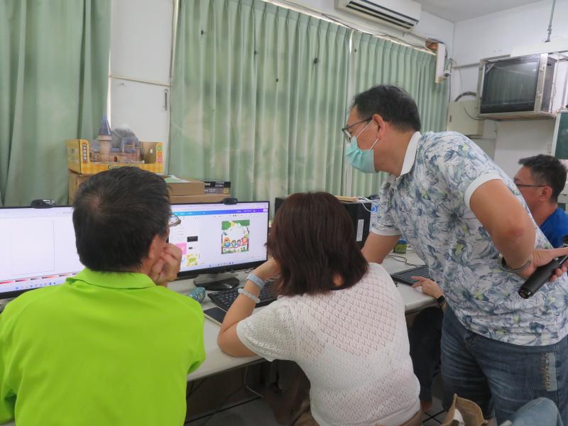 老師指導學員設計圖案