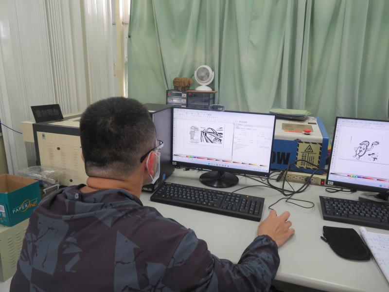 學員們動手設計