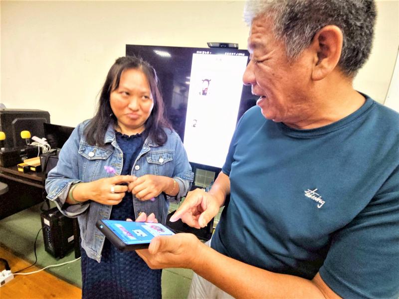 阿宏哥心得： 雖然一開始不太會用手機編輯圖片，但在老師一步步教學下，我也做出第一組貼圖。課程不但學到技術，也激發我的創作力，很適合所有年齡來參加！