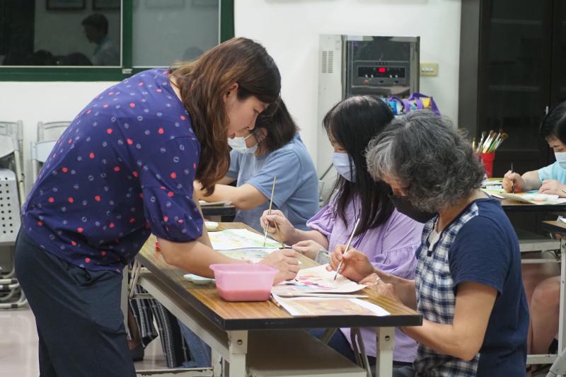 講師帶領學員進行繪製