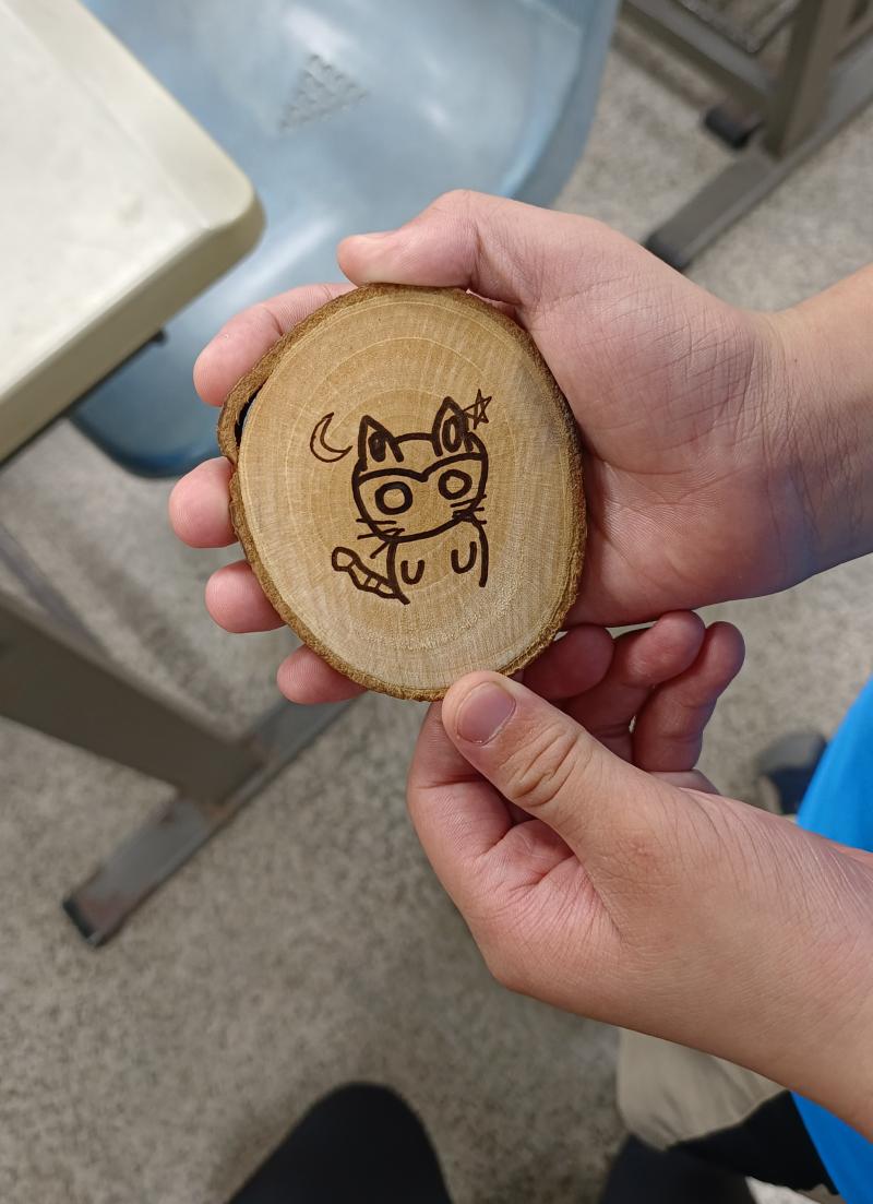 學員畫的圖樣雷射在木片上