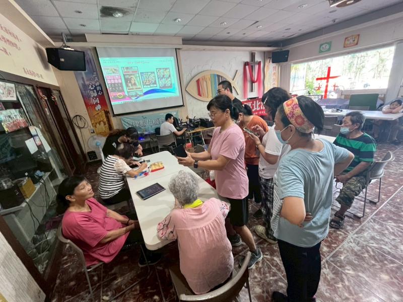 編輯紀念性照片等待輸出完美作品