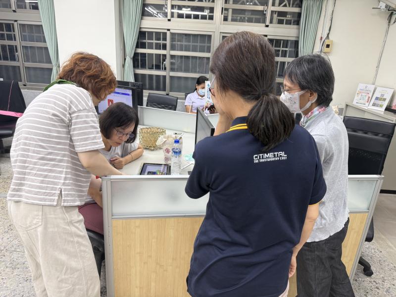 學員抓緊時間，與學員們互相討論。