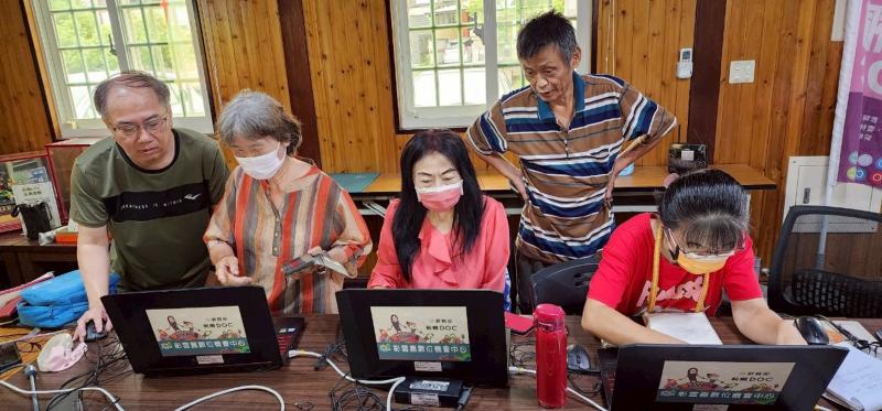 學員透過筆電實際操作，不需精通專業設計軟體，也能用 AI 完成商品宣傳，培養數位自信。