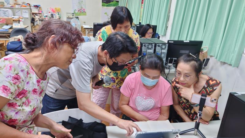 老師指導學員如何操作APP圖片的生成