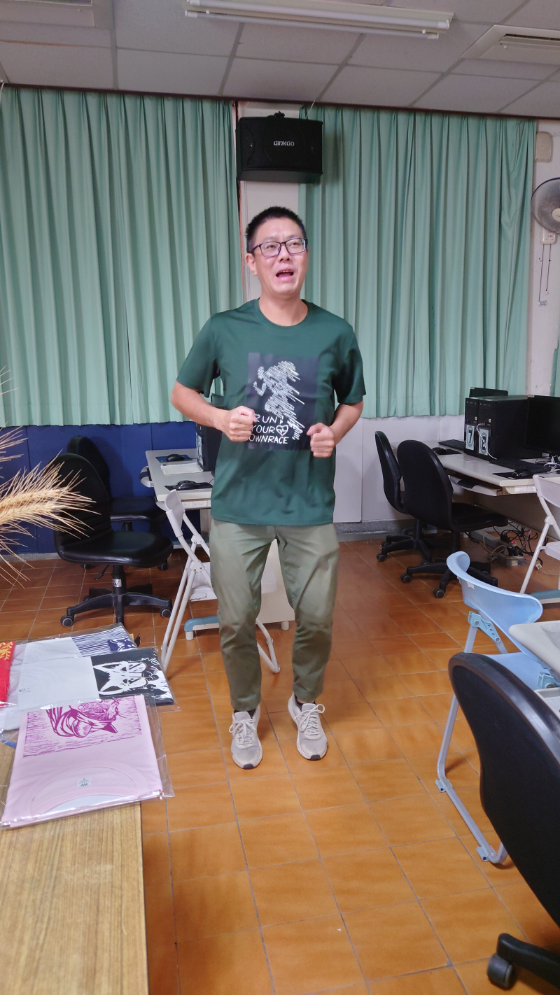 學員謝欣衡一拿到數位輸出的成品立即穿上化身為人形展示架