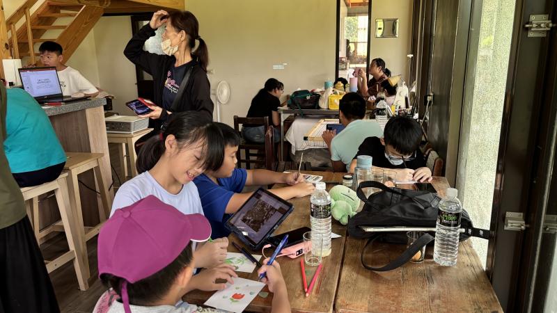 學員利用拍攝的植物畫在明信片上。