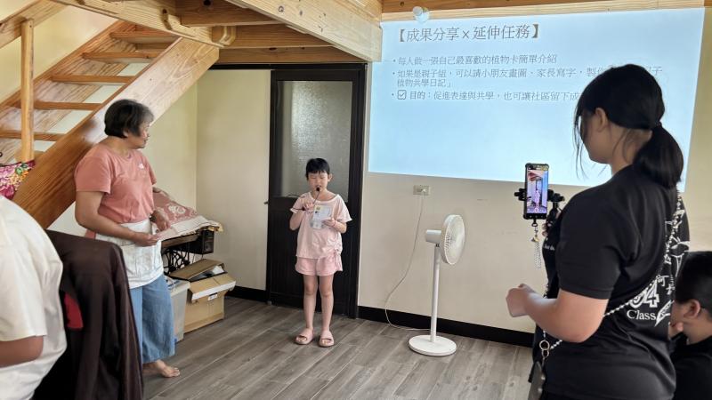 小朋友上台分享明信片祝福語。