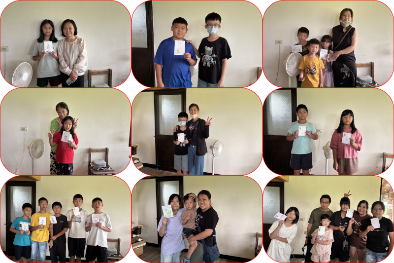 大小朋友們拿著手繪的明信片一起拍照。