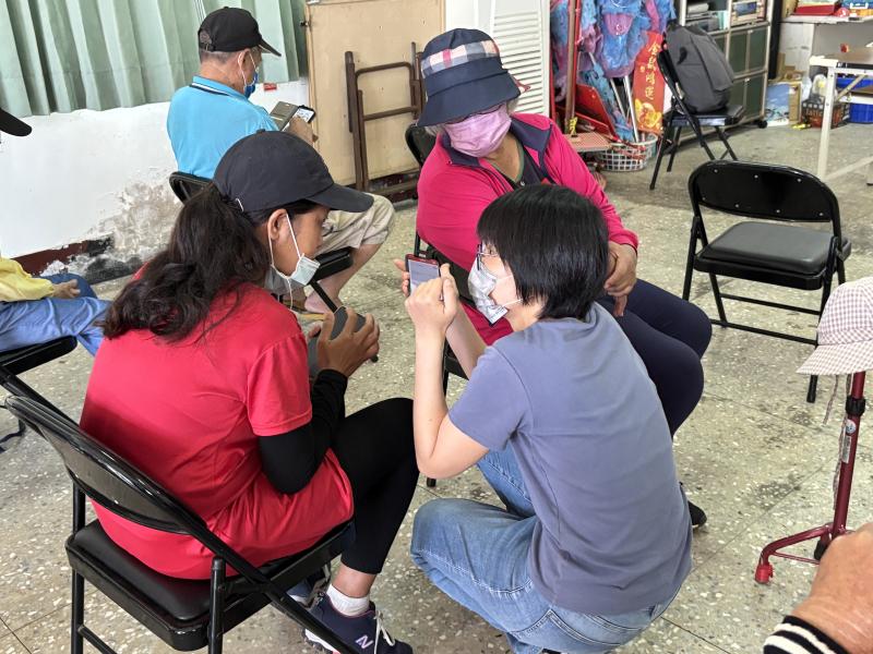 與長輩的外籍幫手溝通討論，並說明ChatGPT語音功能，利於和臺灣長輩溝通。