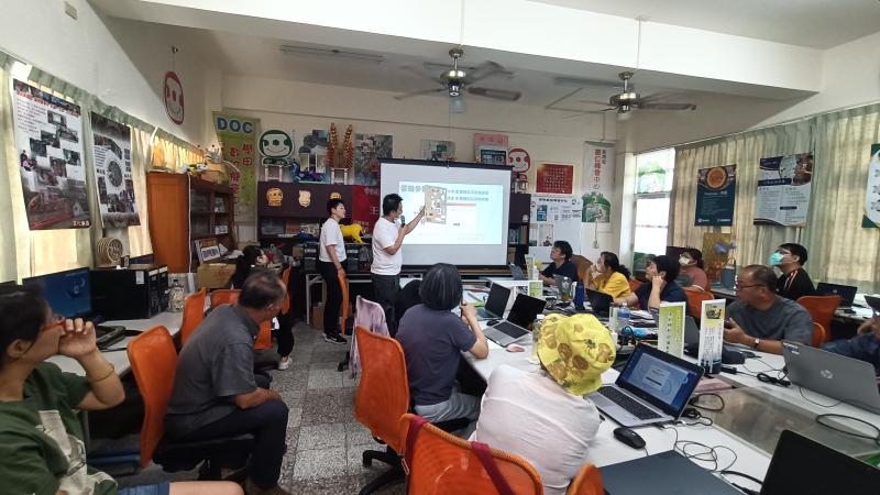 教學員如何繪製、編排及調整線條與圖案細節。