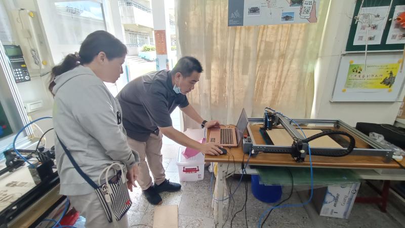 將設計作品匯入雷雕機進行實作，體驗從數位設計到成品製作的過程