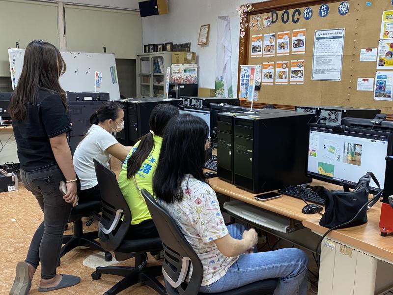 學員將學習如何將所創作的圖像與各類商品進行合成，透過AI工具將設計作品模擬到實際物品上。