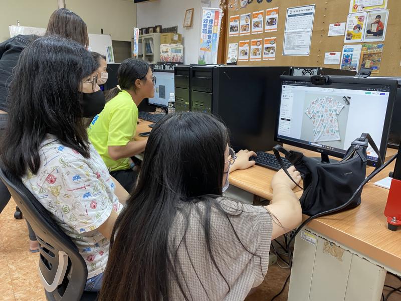 協助學員進行實際操作，掌握尺寸比例、色彩搭配與細節呈現。