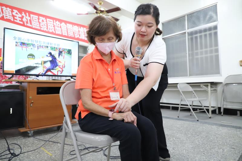 講師帶領學員實地操作健康手環自主健康管理