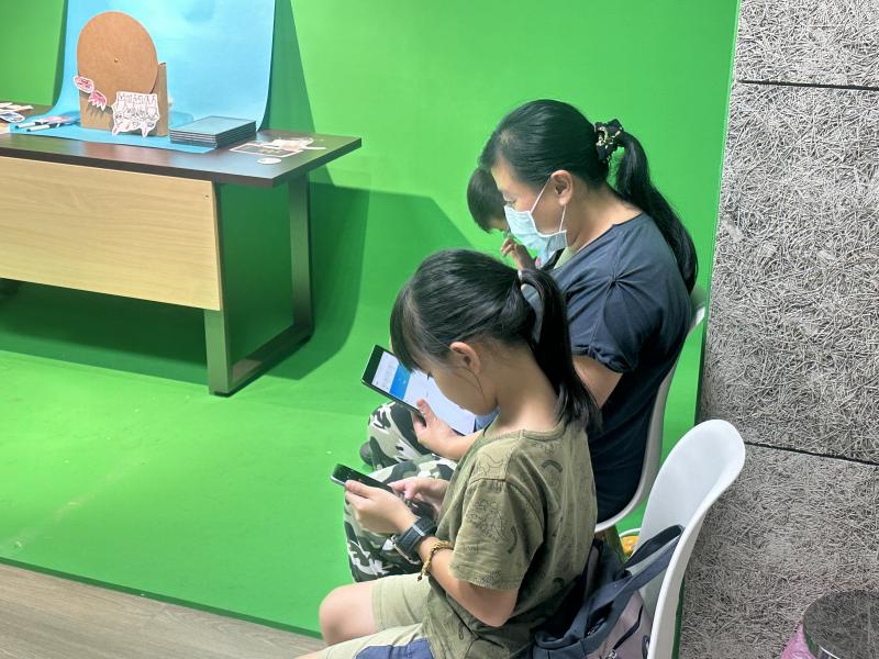 家長學員也帶著兩個小孩子一起來學習