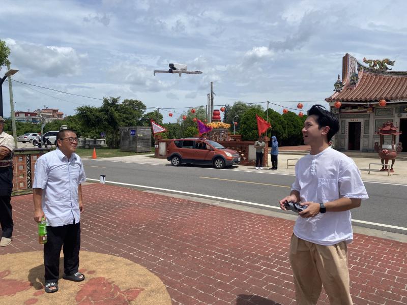 講師帶學員實際到戶外試飛及拍攝