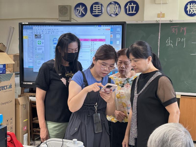 學員請教老師手機LINE拍照功能的運用及編輯操作方式.