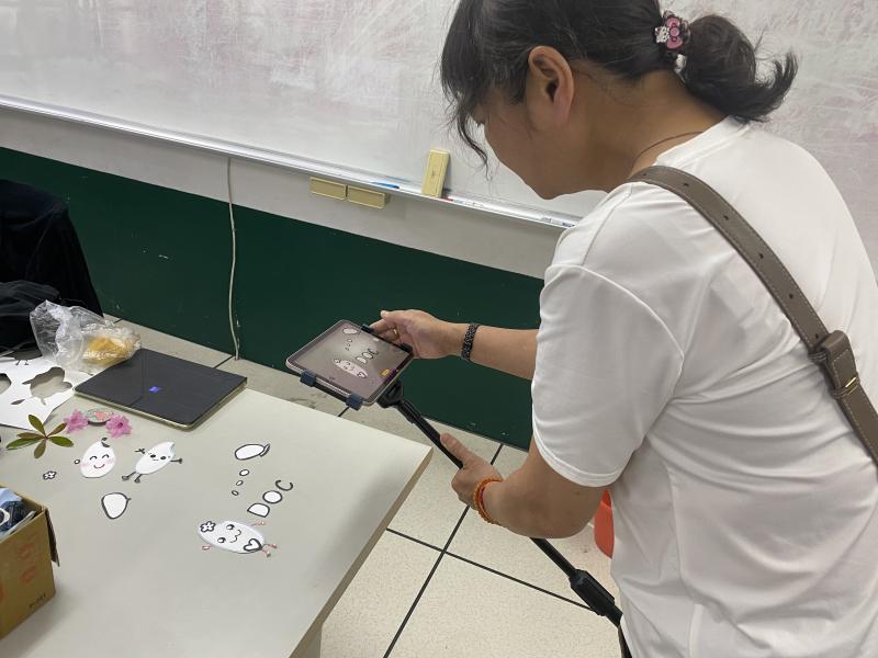 除了自己的創意，學員也加入doc的小字卡，設計數位機會中心的小動畫。