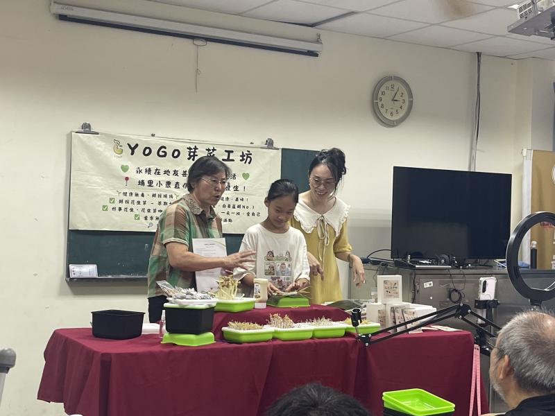 課程最後，講師安排五組學員分組上台進行直播演練，直接利用教室內的現成場景與產品，模擬真實銷售情境。