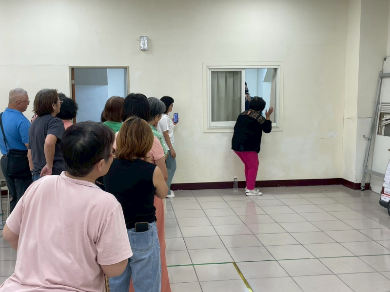 回到室內，我們玩起了「情境短片」！課程中，老師親自示範，在窗邊捕捉學員們的陽光笑臉。