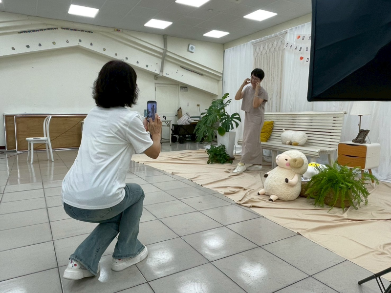 課程中最有趣的部分！我們直接進到攝影棚，體驗當主角的感覺！學員們互相錄影，分享彼此的創意。