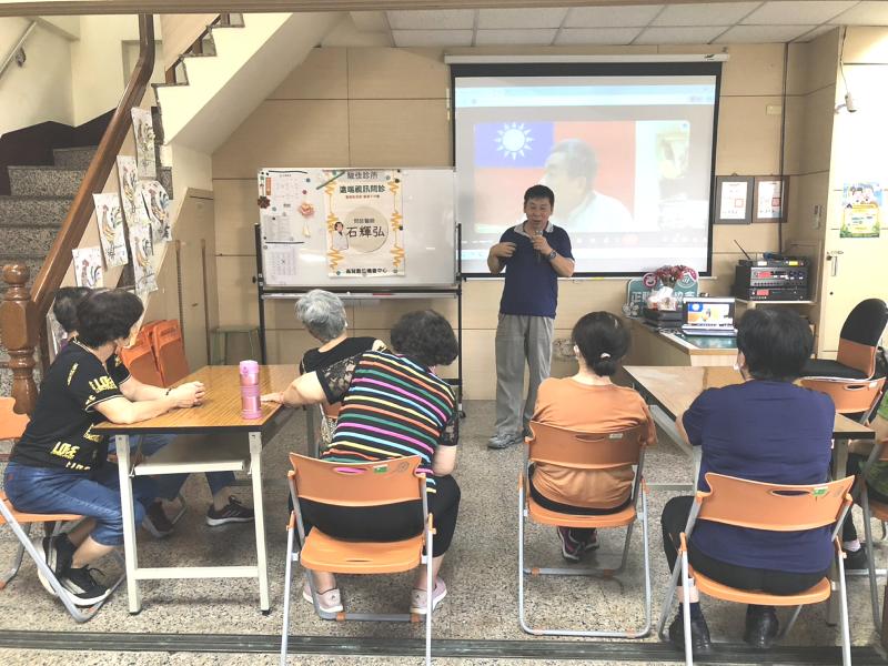 老師說明線上掛號的操作方式。