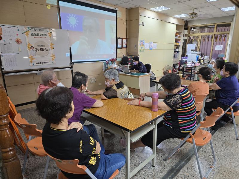 學員與遠距石醫師詢問就醫經驗。