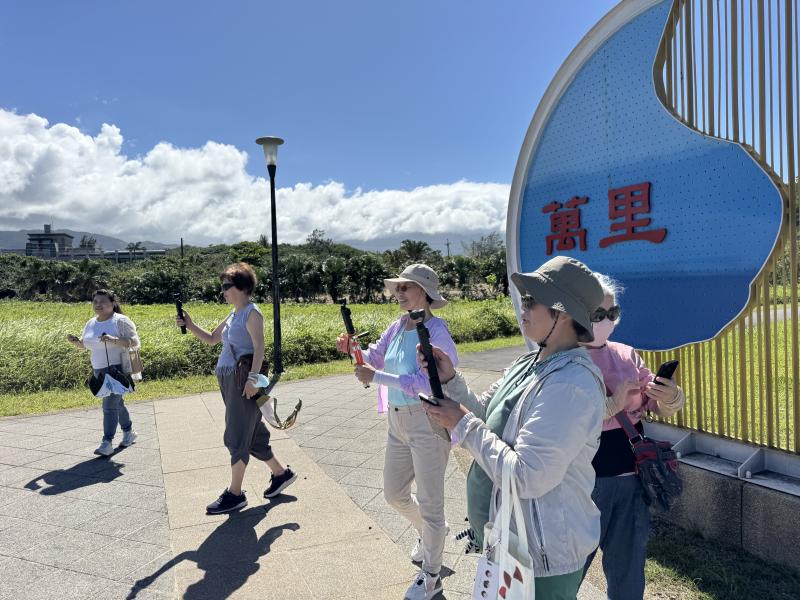 學員帶著攝影器材實體拍攝