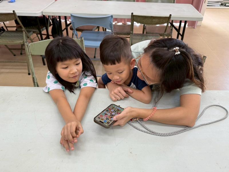 孩子第一次聽到自己的聲音被錄下來，既害羞又興奮。