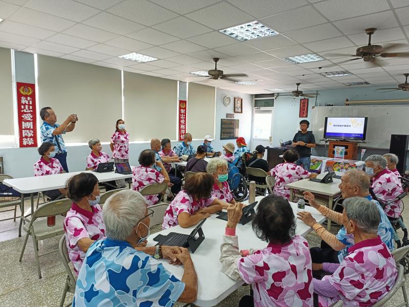 講師帶領我們實際操作理財APP，同時課程融入反詐騙案例。