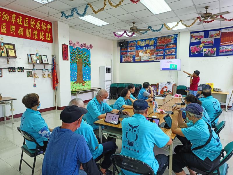 課程中，講師示範如何使用Google雲端硬碟進行檔案儲存與分享。