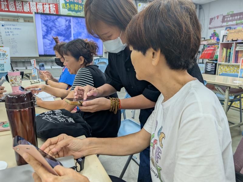 講師到學員旁邊教學