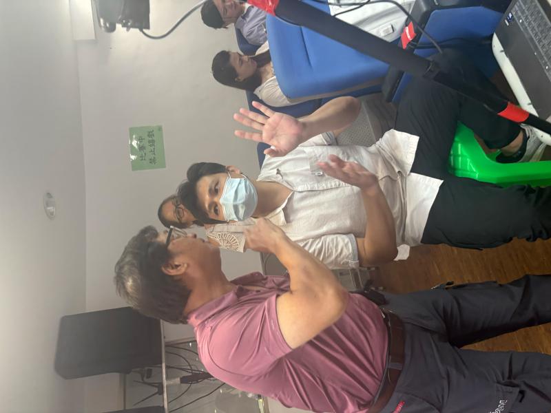 課程裡老師一步一步帶領我們實際操作，從打開平台、切換鏡頭，到如何保持手持穩定，每個細節都環環相扣。