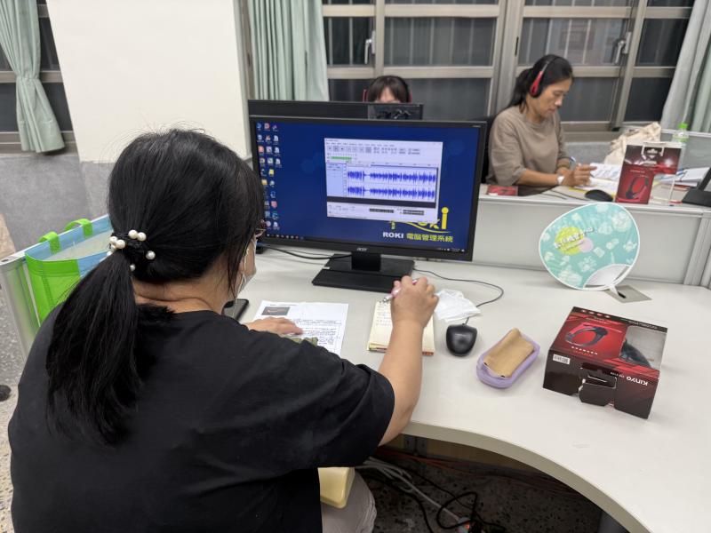 進入課程最重要的環節，學員聆聽上一堂的錄音檔，運用講師的方式，剪輯錄音檔。