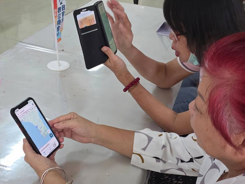 學員用手機操作 Google Map，興奮地搜尋目的地並規劃路線。